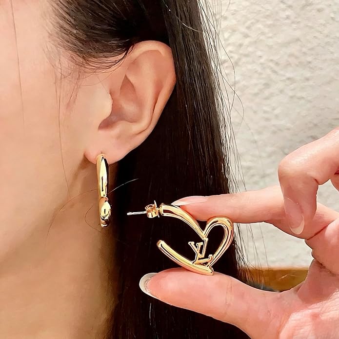 18K Gold Luxurious Heart Drop Earrings Designer-Crafted Elegant Statement Jewelry for Women Premium Tarnish-Resistant Fashion Accessory with Artistic Heart Silhouette Christmas gift